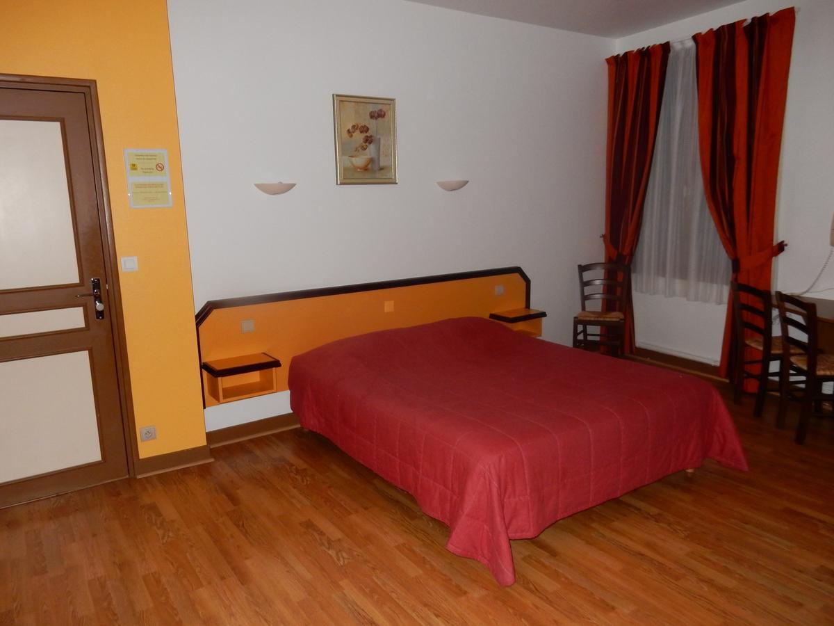 קור-שברני Logis Hotel Saint-Hubert מראה חיצוני תמונה