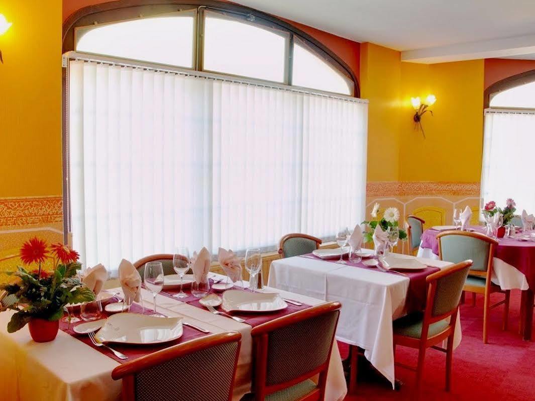 קור-שברני Logis Hotel Saint-Hubert מראה חיצוני תמונה