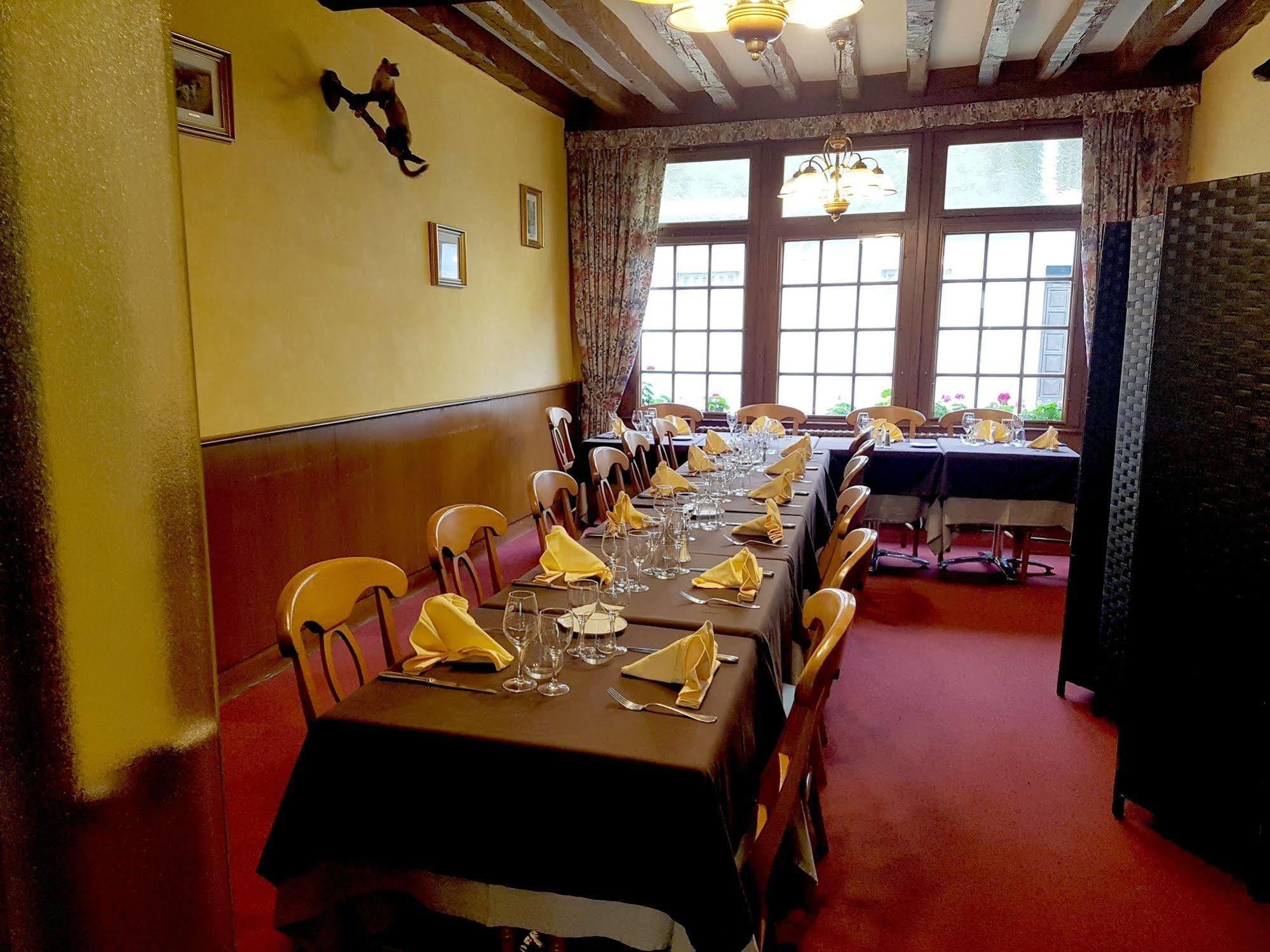 קור-שברני Logis Hotel Saint-Hubert מראה חיצוני תמונה