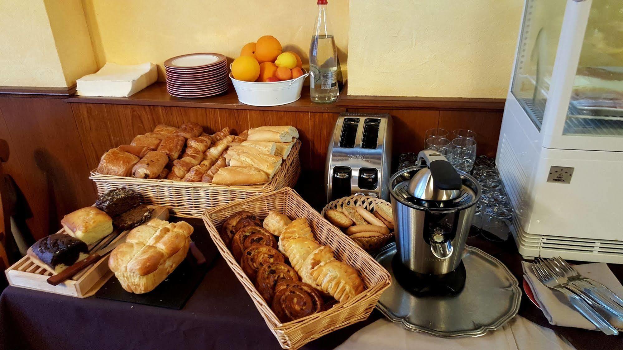 קור-שברני Logis Hotel Saint-Hubert מראה חיצוני תמונה