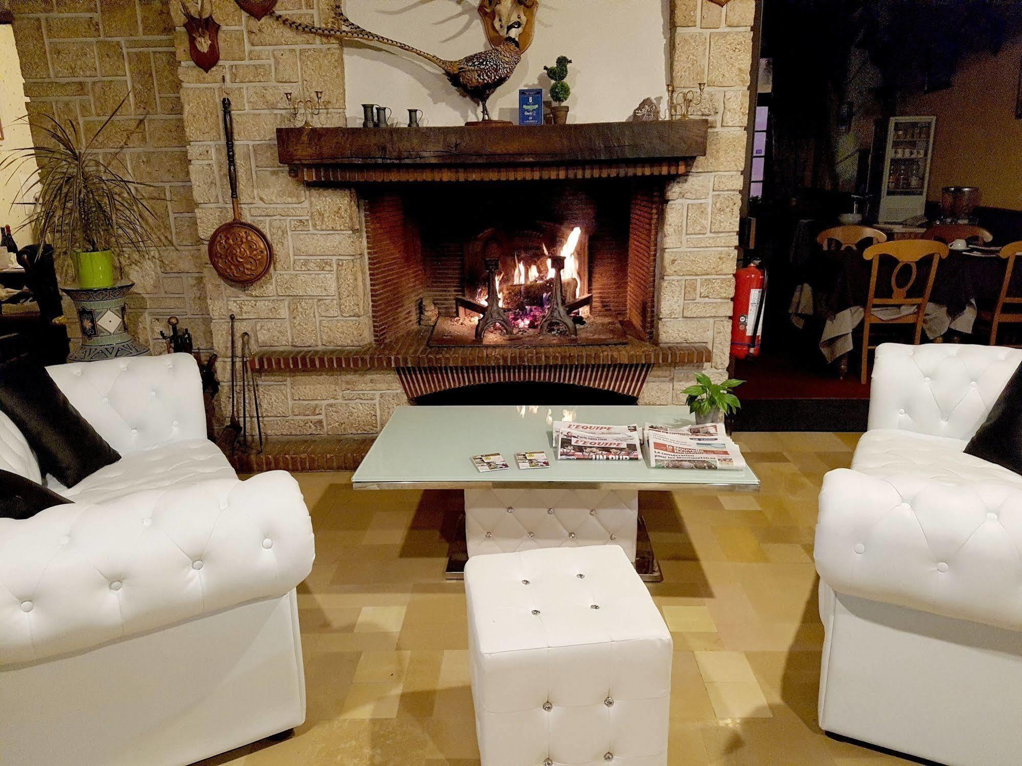 קור-שברני Logis Hotel Saint-Hubert מראה חיצוני תמונה