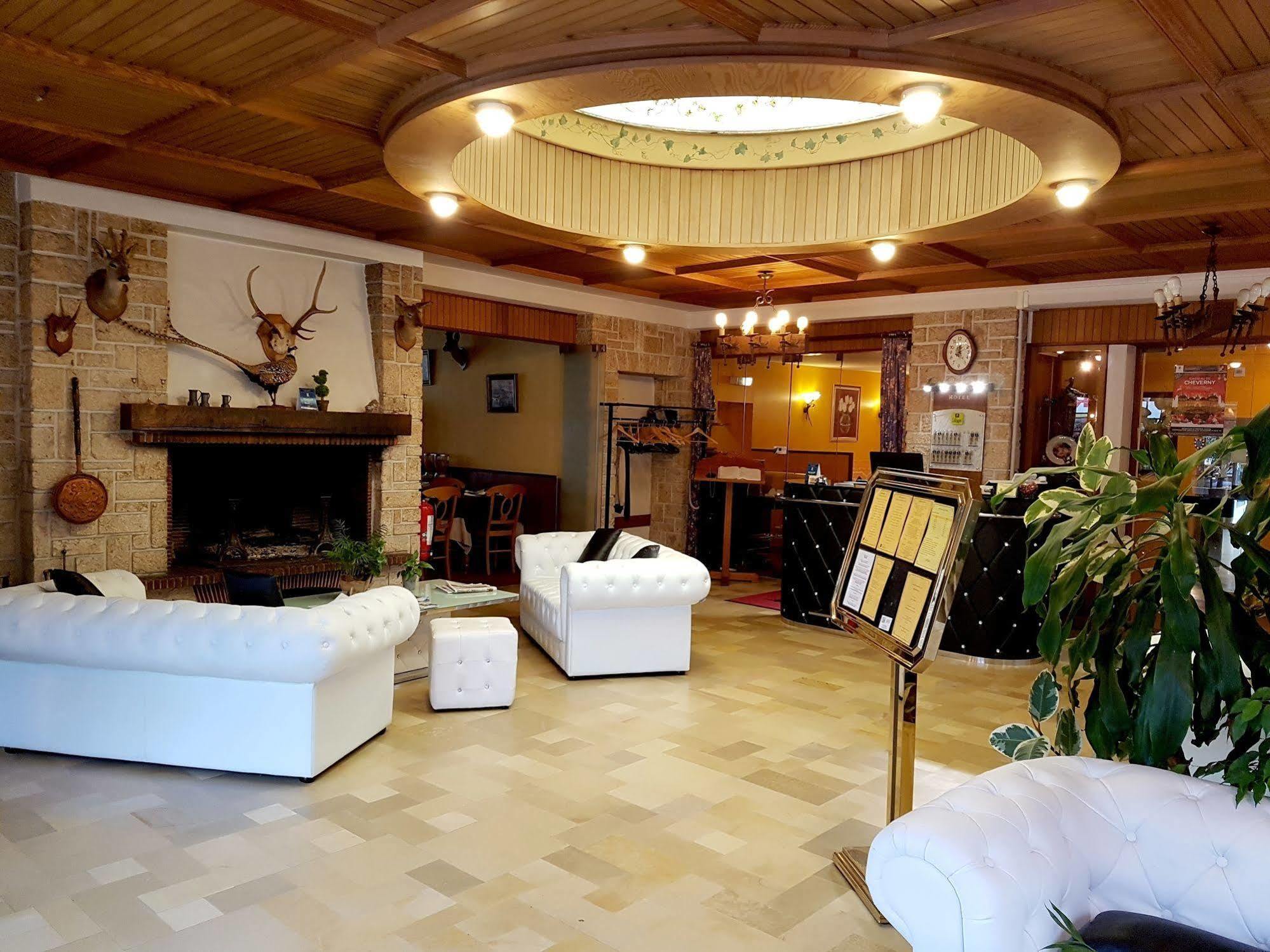 קור-שברני Logis Hotel Saint-Hubert מראה חיצוני תמונה